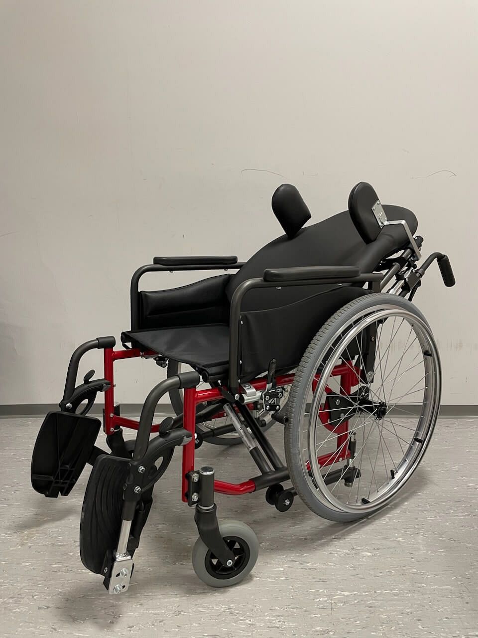 Invalidski voziček na ročni pogon z nastavljivim anatomskim hrbtnim naslonom in stranskimi oporami
