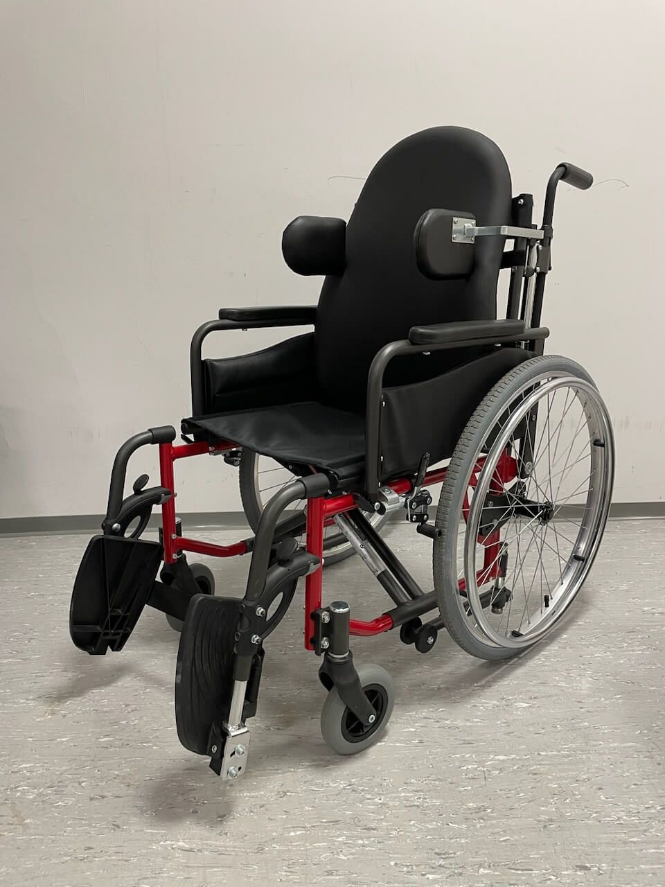 Invalidski voziček na ročni pogon z nastavljivim anatomskim hrbtnim naslonom in stranskimi oporami