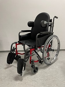 Invalidski voziček na ročni pogon z nastavljivim anatomskim hrbtnim naslonom in stranskimi oporami